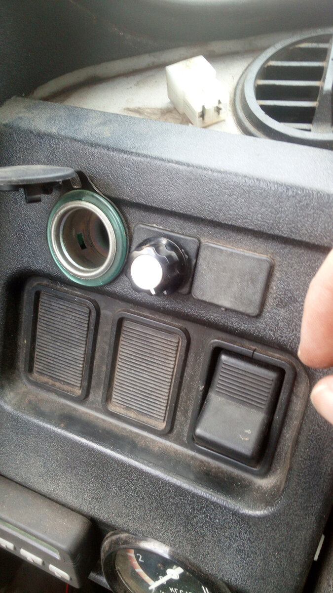 Одеваем ручку и затягиваем фиксатор . Выше видна заводская перемычка...