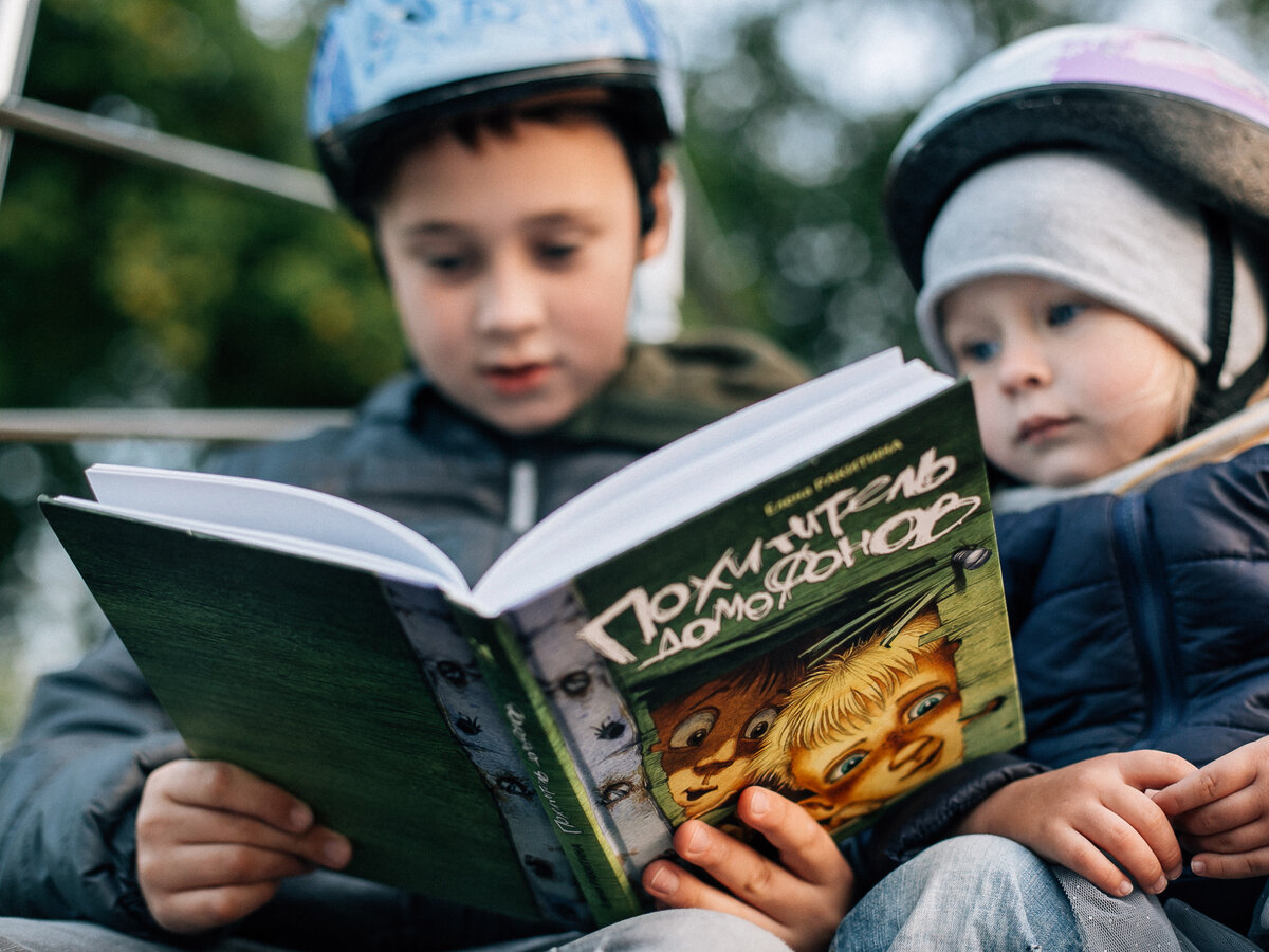 «- Знаешь, - предложил я, - давай станем путешественниками. - Давай, - согласился Егорка. - Когда? - Ну когда вырастем! - Что ты! - возмутился он. - Когда вырастем, мы можем передумать. Давай лучше сейчас.»