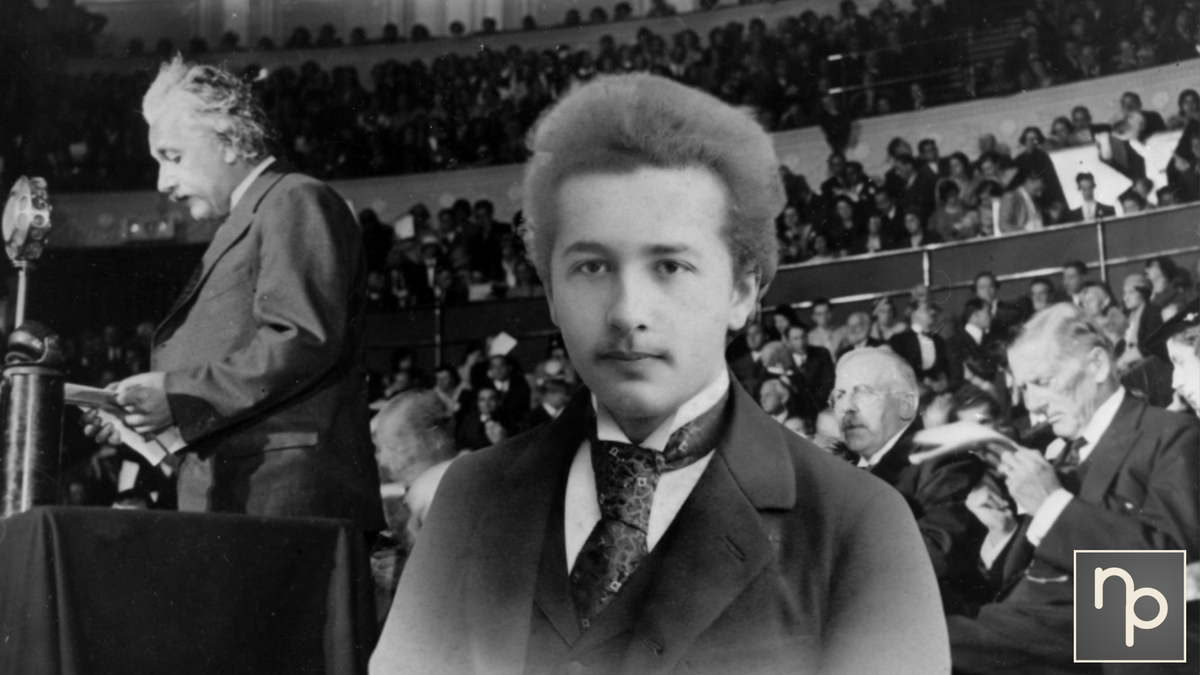 Альберт Эйнштейн в молодости и во время своей последней европейской речи в Европе в 1933 году.