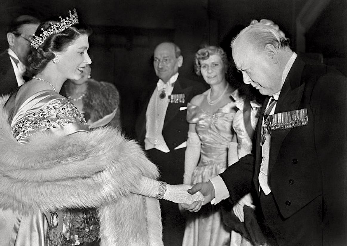 Уинстон Черчилль и Елизавета II. Источник: thevisualized.com
