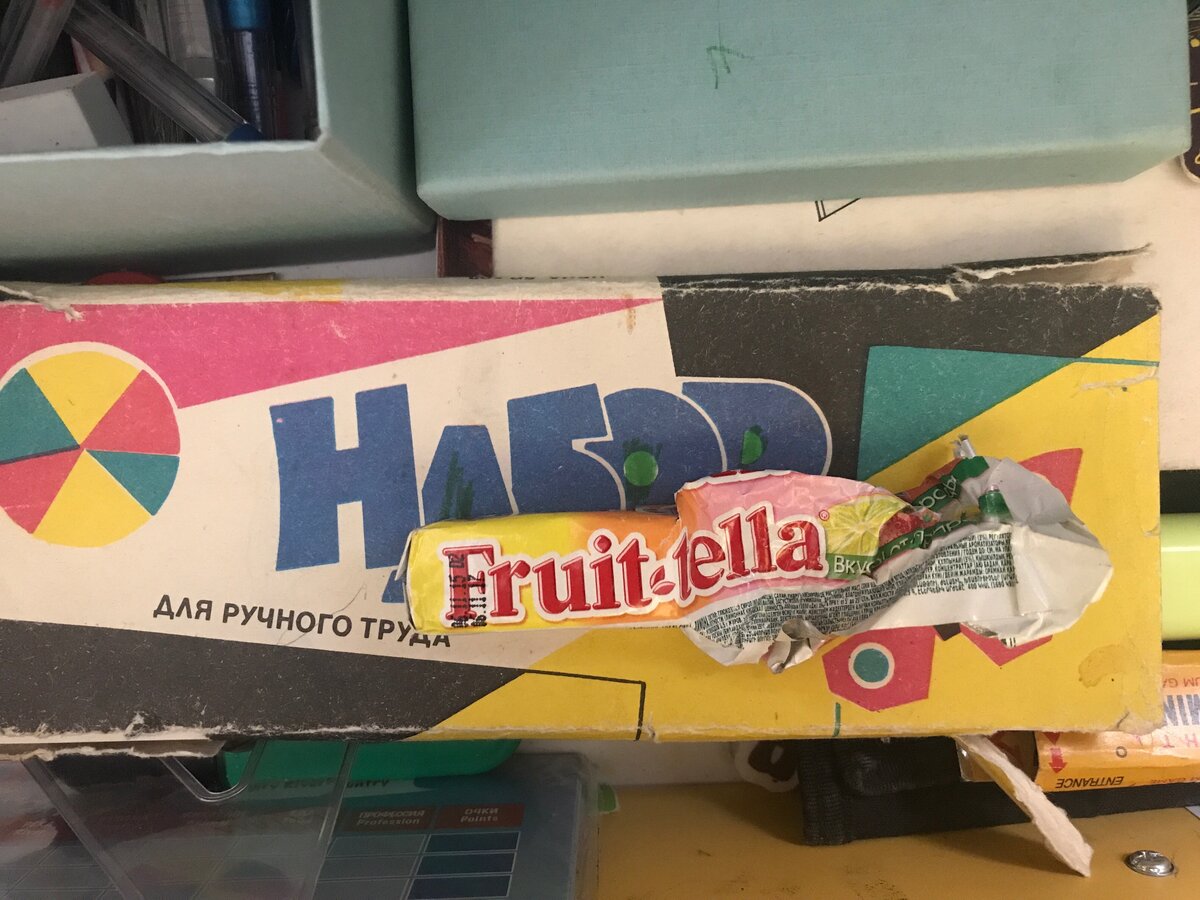 Пишите в комментарии , если застали набор для ручного труда советских времён.