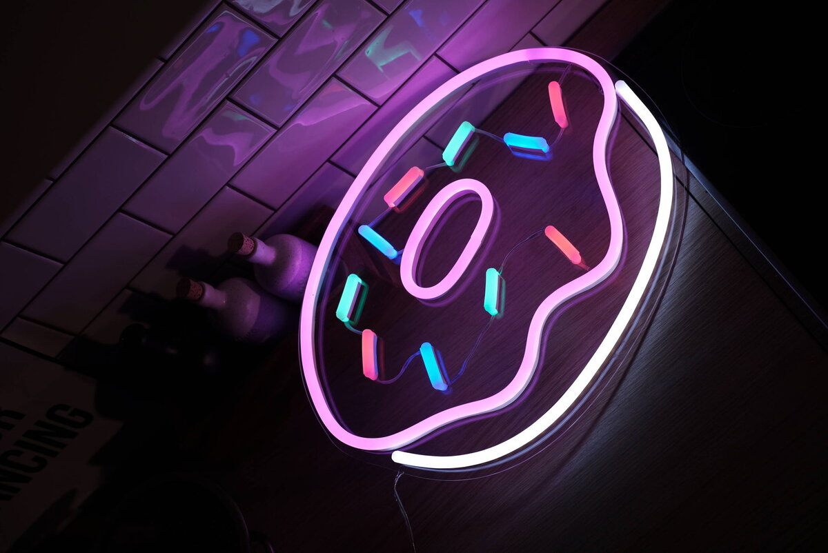 https://static.tildacdn.com/tild3134-3862-4338-b563-656332636232/neon-na-kyhny-4.JPG
