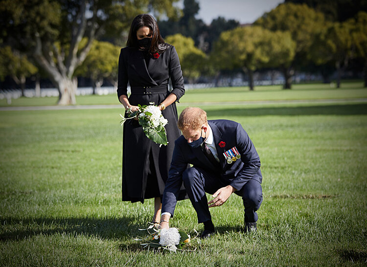 (Все фото из открытых источников) Возложили цветы из собственного сада...