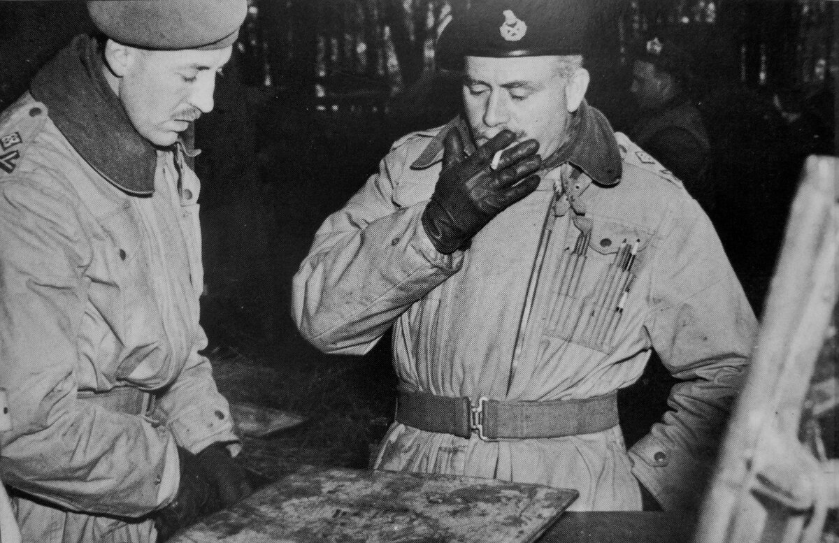 Командир канадской 3-й пехотной дивизии генерал-майор Даниэл Спрай (1913-1989, слева) и командир канадской 4-ой бронетанковой дивизии генерал-майор Кристофер Воукс (1904-1985) на совещании в лесном массиве Хохвальд вблизи Рейна. Германия, март 1945 года.