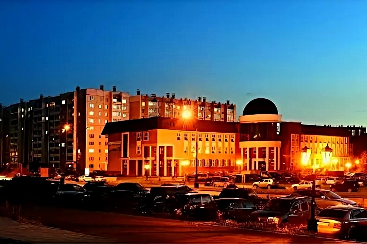 Ночной город. Проспект Мира, вид на здание библиотеки и городского музея. Кадр из фильма Снежинск. Признание в любви