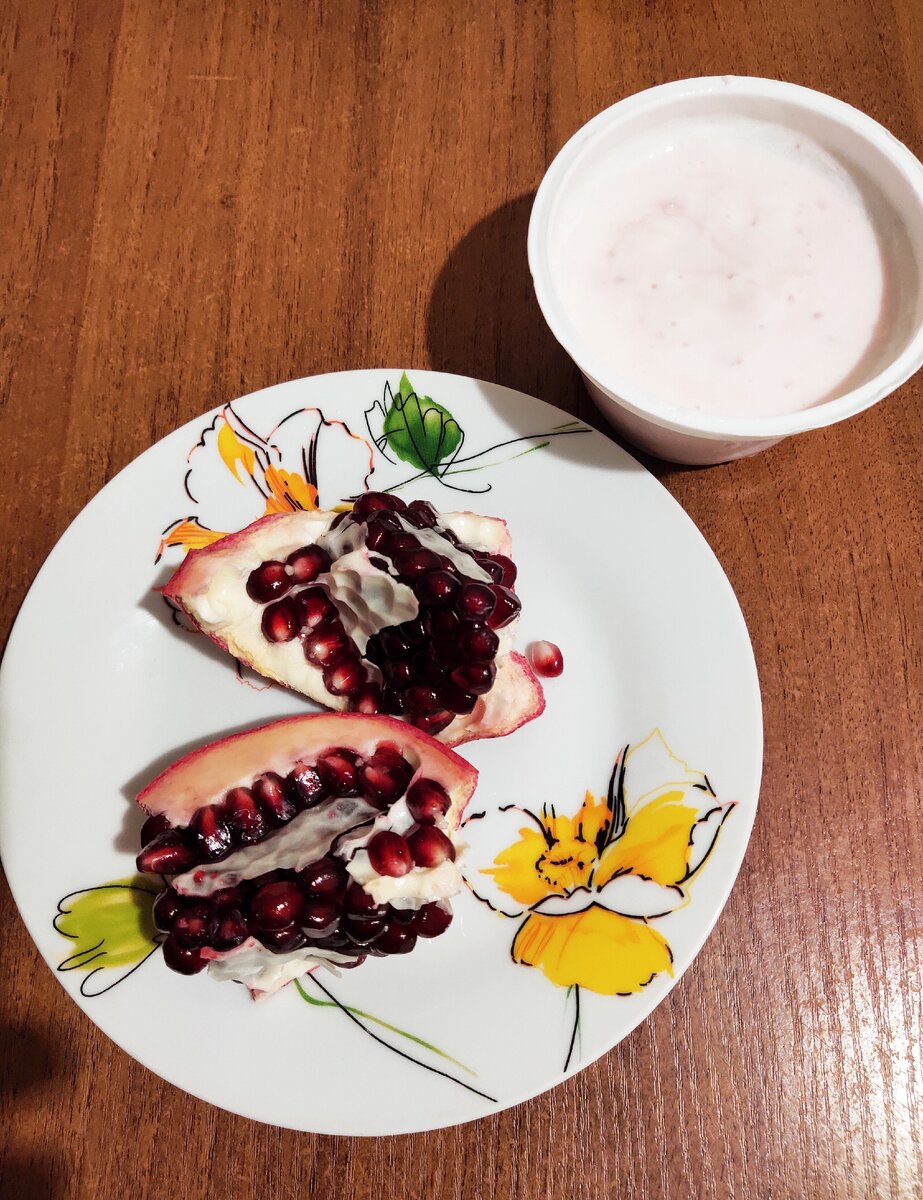 Йогурт и гранат - небольшие кусочки