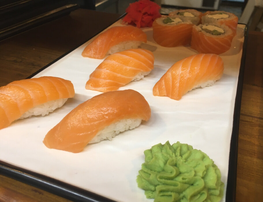 Вот самые народно любимые суши с лососем и роллы Филадельфия
