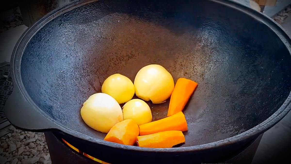 Обжарка лука и моркови в казане