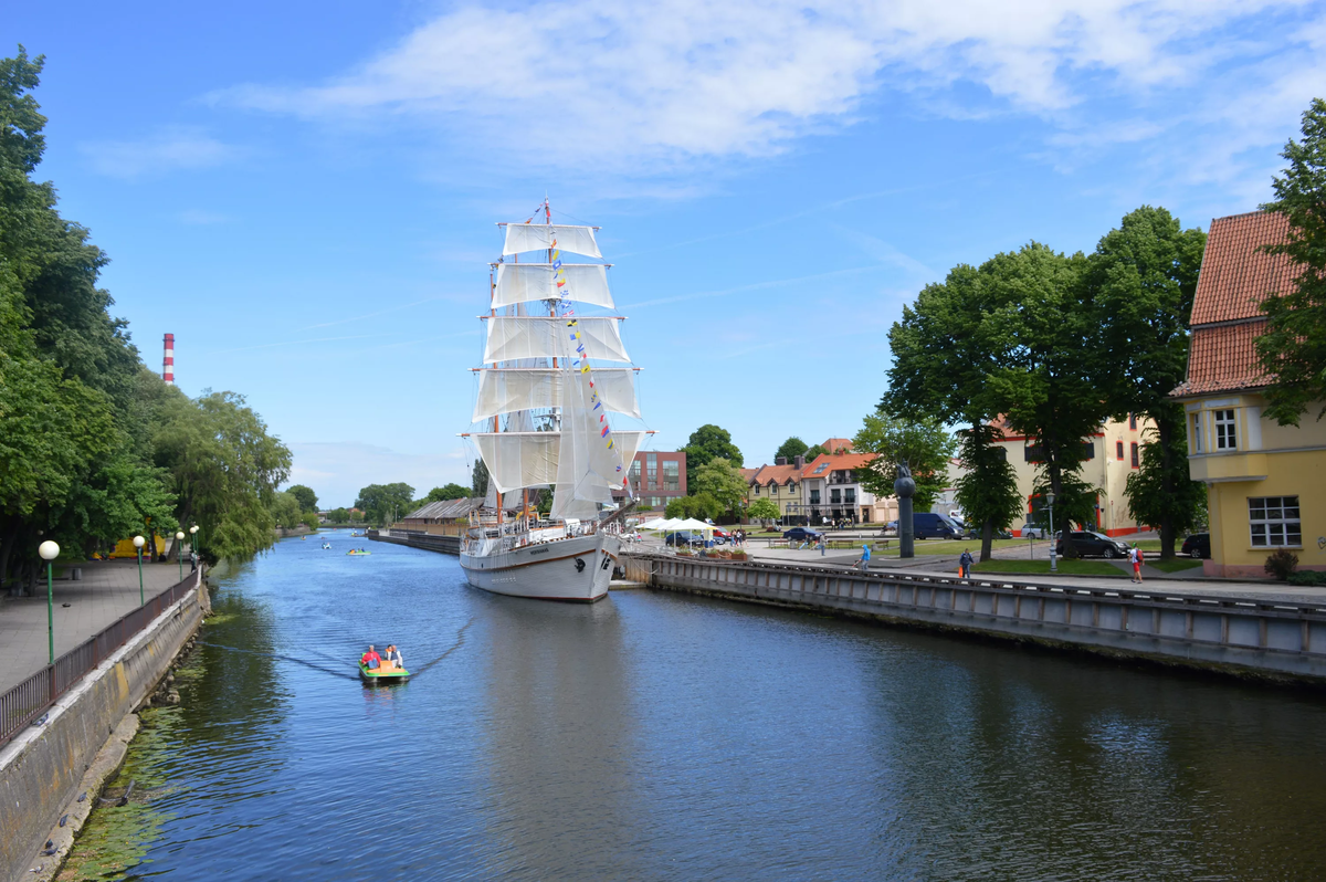 Города Литвы Klaipeda. Парусник Меридиан Клайпеда. Клайпеда Литва достопримечательности. Литва Клайпеда парусник меридиана.