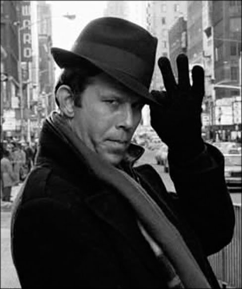 Tom Waits салютует вам, касаясь полей своей федоры.