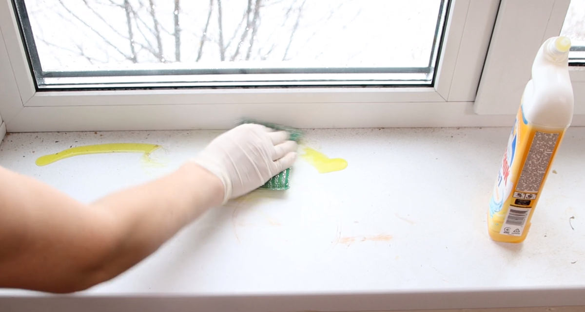 Чем отмыть пластиковые окна от пятен. Отмываем пластиковый подоконник. Чем оттереть желтые пятна на пластиковом подоконнике. Желтый подоконник после чистки. Желтые пятна на пластиковых окнах чем отмыть.