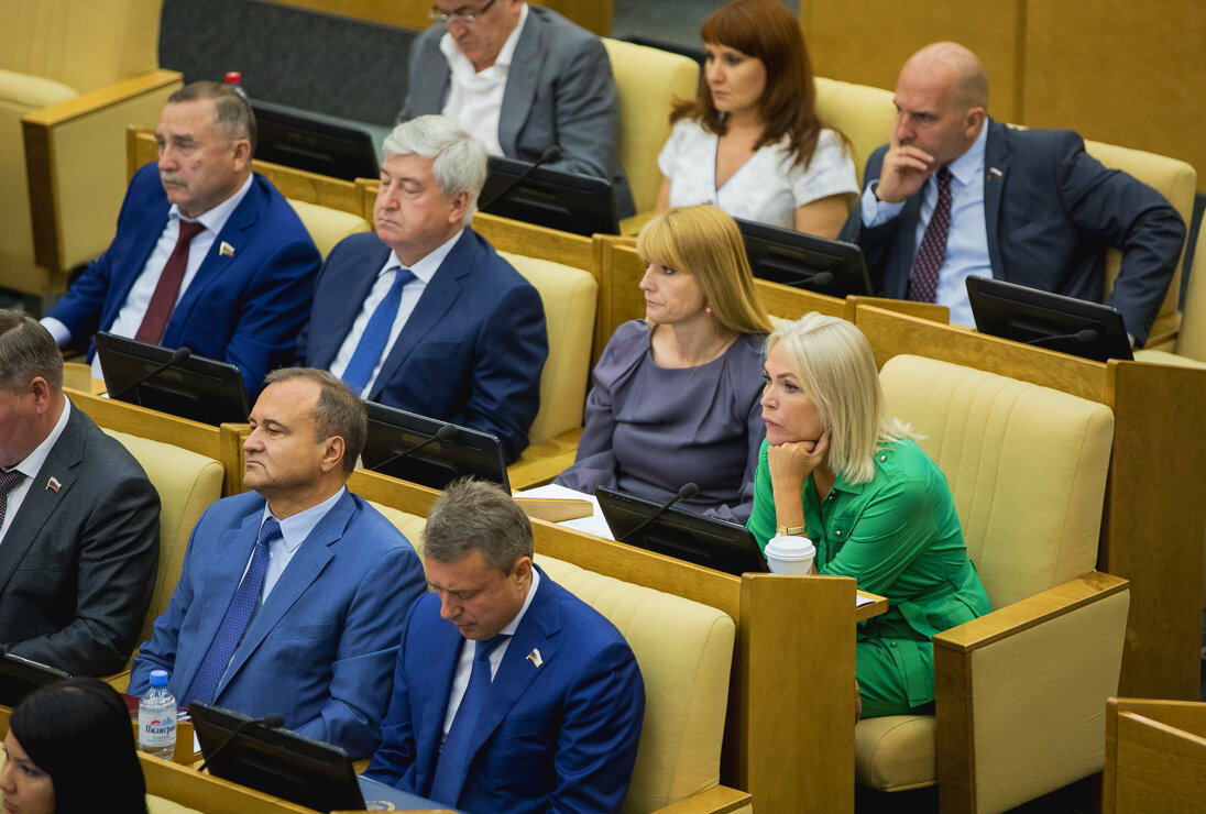 Последние новости пенсионерам на сегодня из госдумы. Фото заседания с в розовом. Свежие новости из Госдумы о военных ПНН.