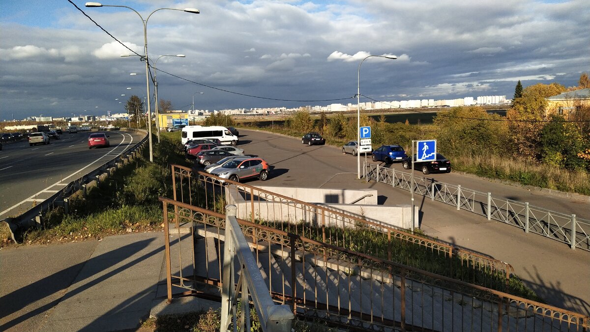 Парковка напротив входа в парк Пулковской обсерватории. Фотографирую с автобусной остановки ➡