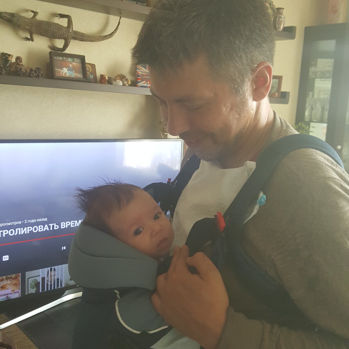 Муж впервые попробовал надеть эрго-рюкзак=) С тех пор никогда не упускал случая это сделать.