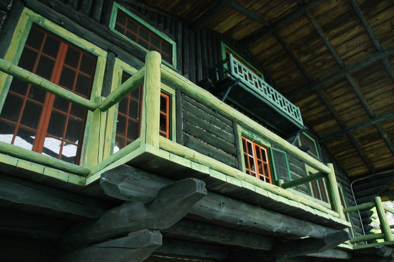 Центральный вход в дом