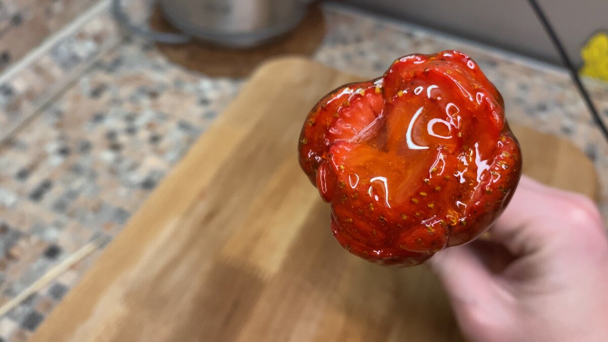 Стеклянные розы из клубники.