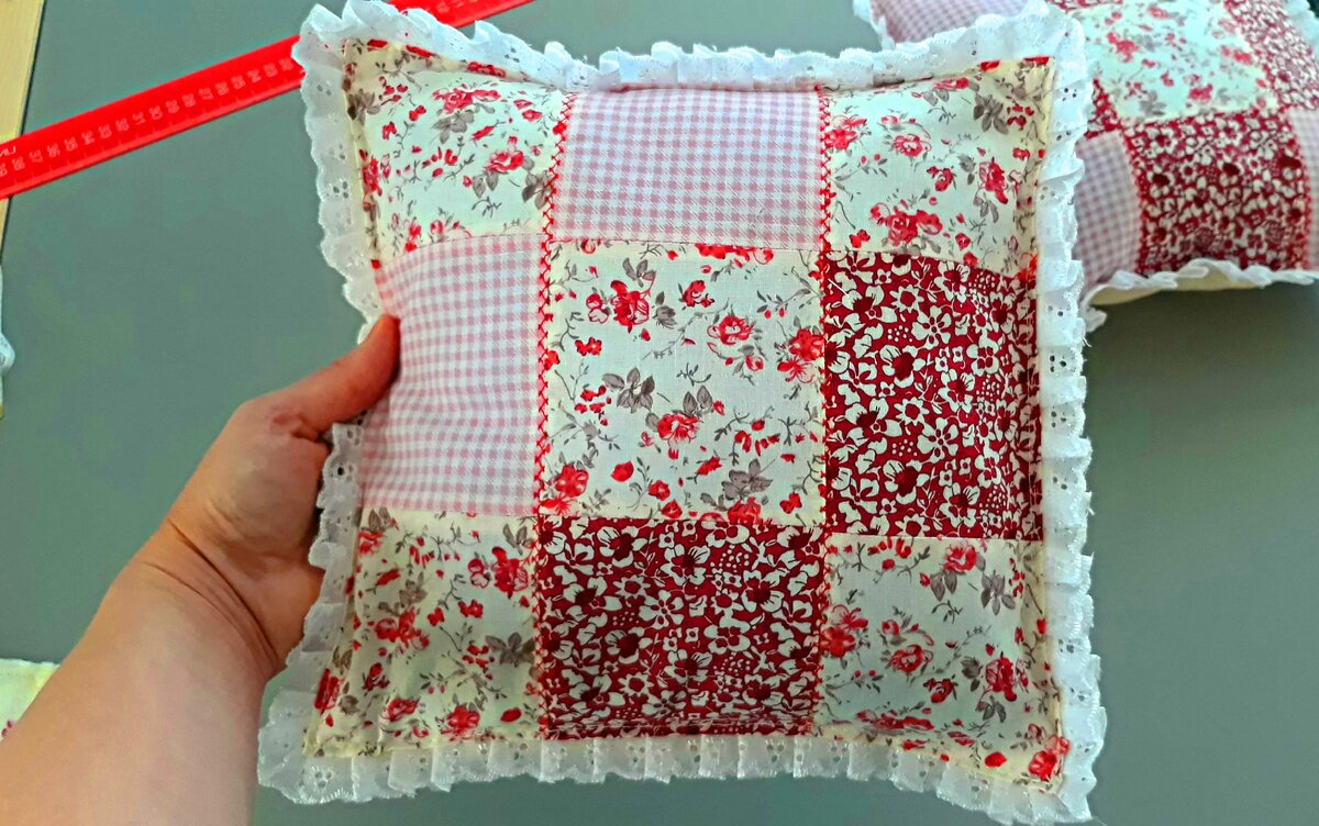 Размер подушки как раз для дум)