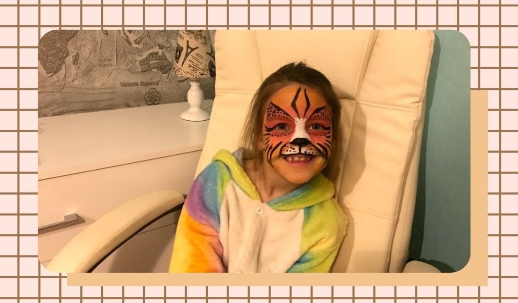 В её годы я тоже раскрашивала лицо. Только сама и актерским гримом. Ну и не так красиво.