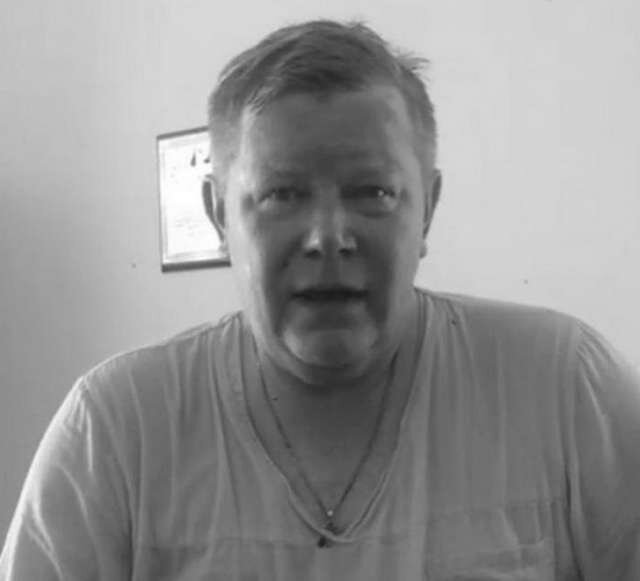 На этом снимке Валерий Мишекурин в июне 2020 года сразу после родов, которые принял у женщины, больной коронавирусом. 
Фотография ©: пресс-центра правительства Новгородской области