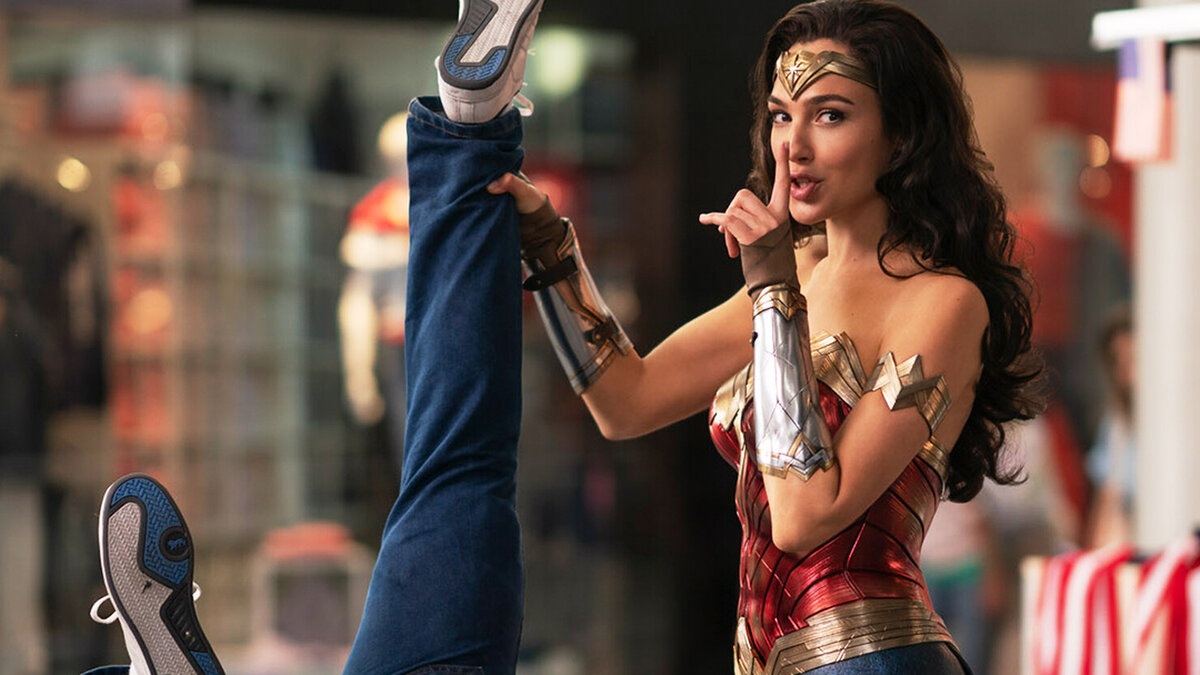 Свои подвиги Диана старается держать в секрете (кадр из фильма "Чудо-женщина: 1984", источник - Яндекс.Картинки)