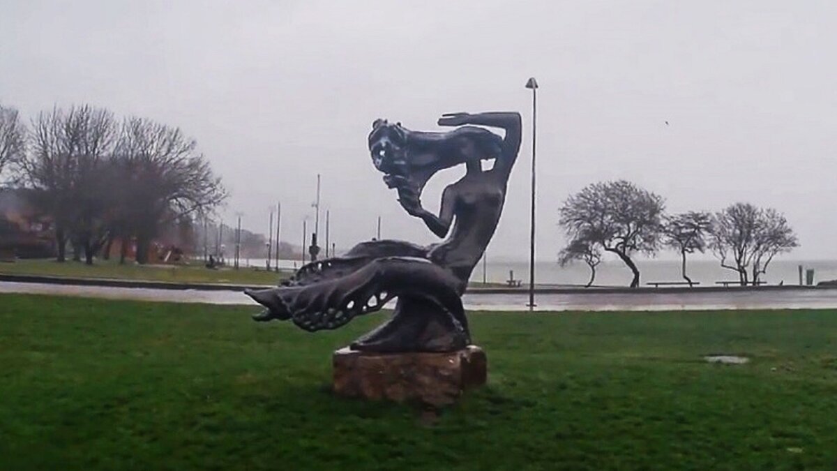 Скульптура "Неринга" в литовском посёлке Нида на Куршской косе