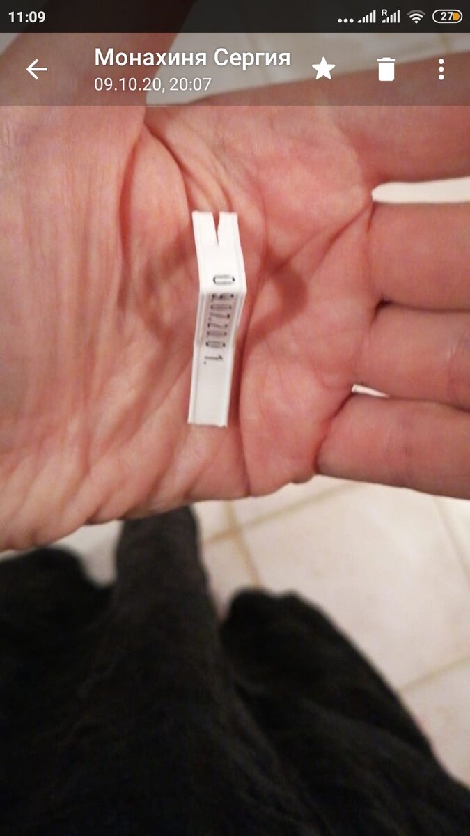 Делаем небольшой надрез, чтобы получилась "вилочка" с двумя зубцами.