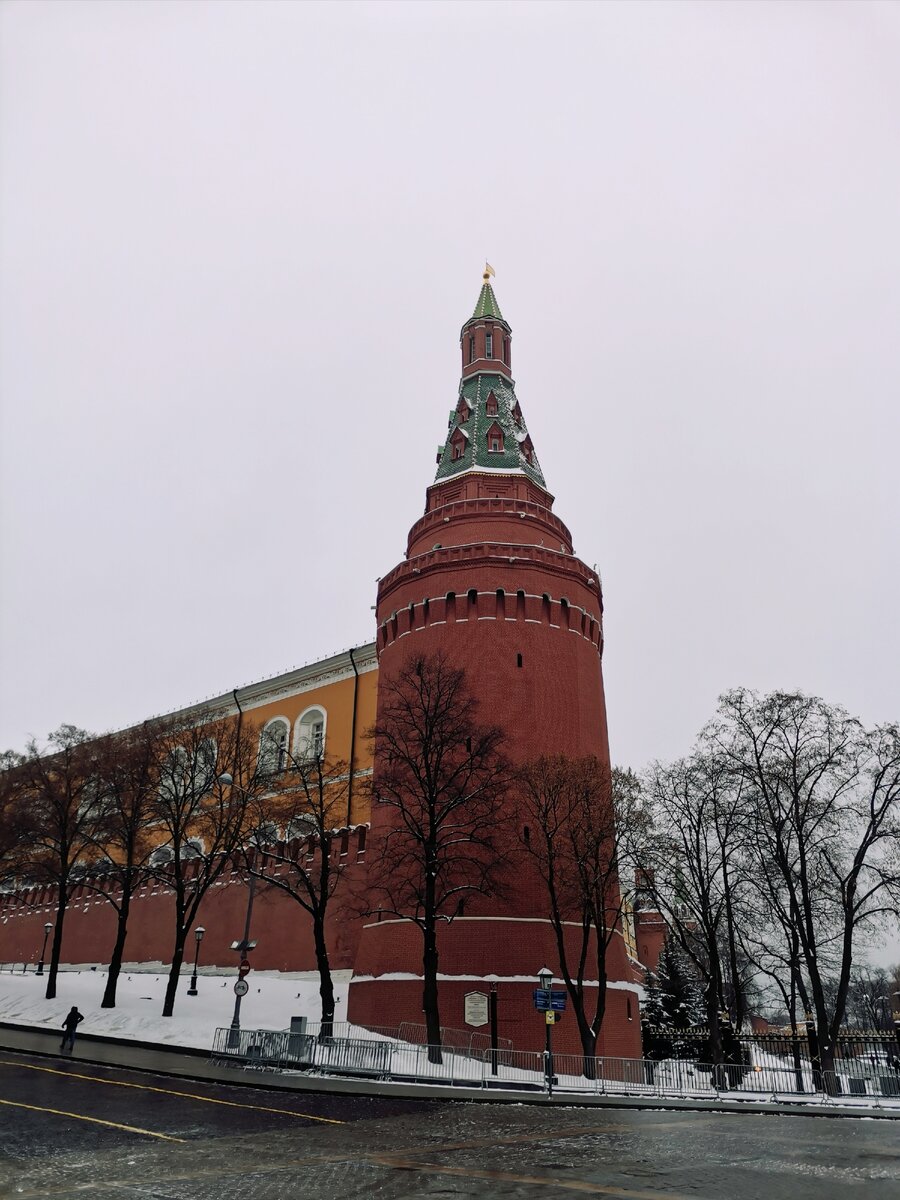 Фотография. Схема Московского Кремля с названиями башен.