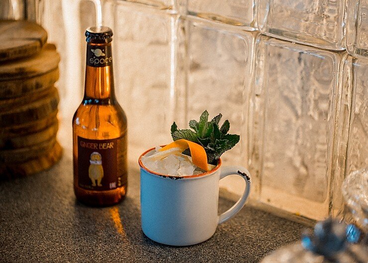 Когда мы впервые варили Ginger Bear думали о том, что такое Moscow Mule во всем мире и что такое у нас. Во всем мире есть качественные, натуральные, крутые имбирные лимонады и для того, чтобы смешать Московский мул достаточно взять любимую водку и добавить в нее лимонад. У нас все гораздо сложнее: бармены делают все возможное для того, чтобы приготовить этот коктейль как можно вкуснее: добавляют мед, сок лайма, разные биттеры, трут имбирь, давят имбирь, делают имбирный сироп и... уходят далеко от сути. Мы сделали все за вас: 
Рецепт:
1. Любимая водка - по вкусу
2. Space Ginger Bear - по вкусу
3. еталлическая кружка
Цедра апельсина
Мята
Лед

Возьмите любую металлическую кружку. И смешайте в любых пропорция (как вам нравится) водку, Ginger Bear со льдом. Отрежьте полоску цедры апельсина и выжмите ее над будущим коктейлем. Украсьте мятой.

Самый Московский Московский мул готов!
Пейте с удовольствием, но не злоупотребляйте ;)