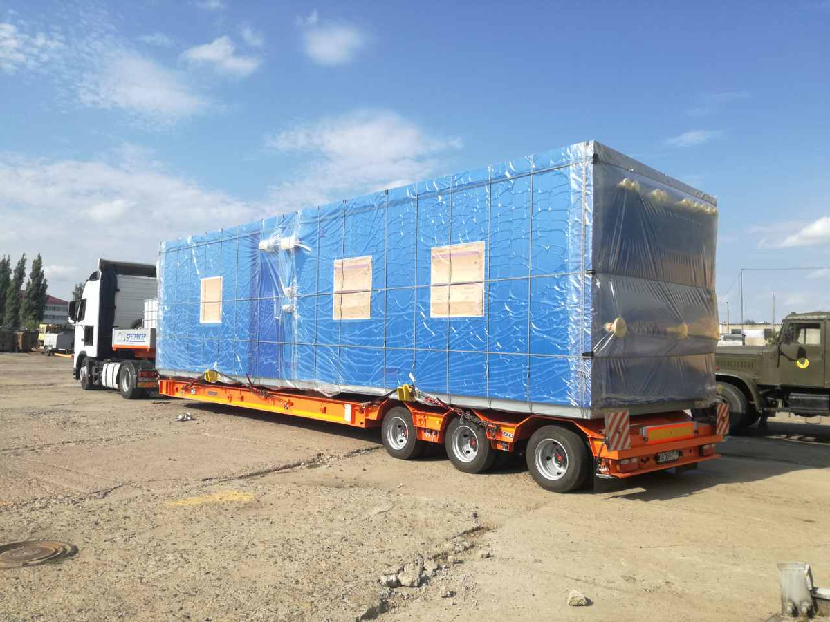 крепление для перевозки вагончик. бытовка на строительной площадке. низкорамник для перевозки бытовки. перевозка вагончика. разгрузка бытовки.