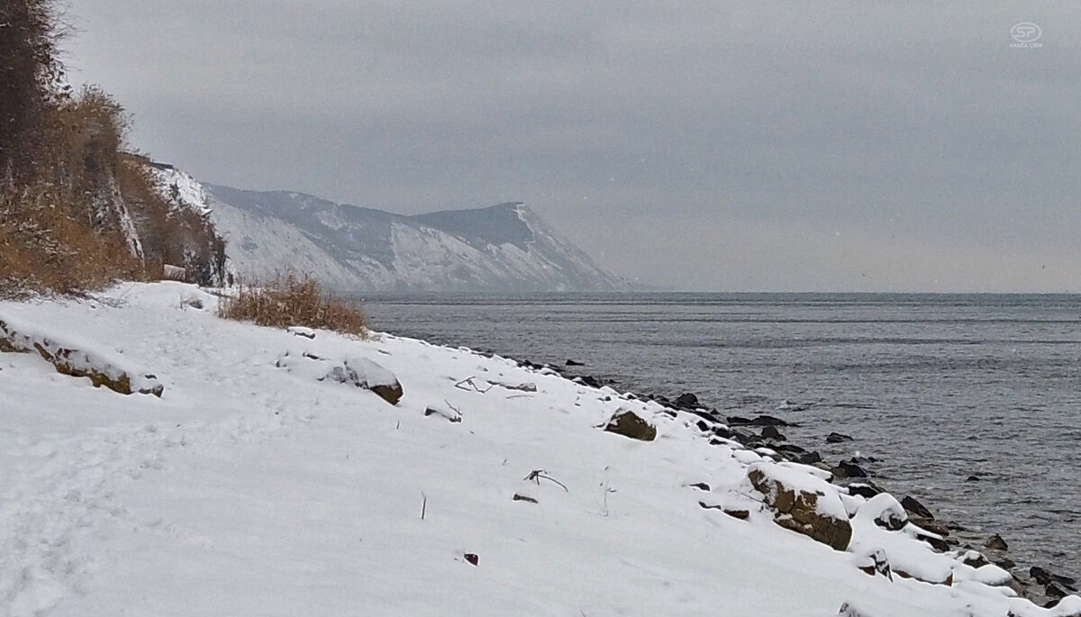 Берега курорта Анапа покрыты снегом