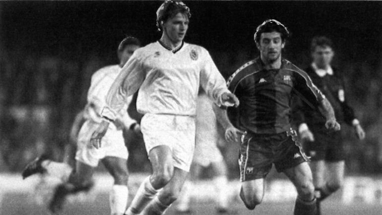 Малюков (в белой форме) в матче против "Барселоны"