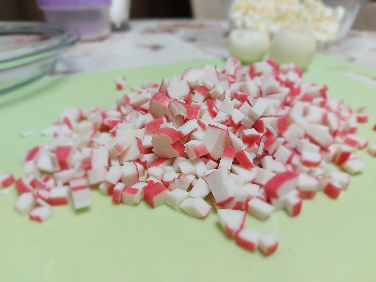 Крабовые палочки, нарезанные кубиком.