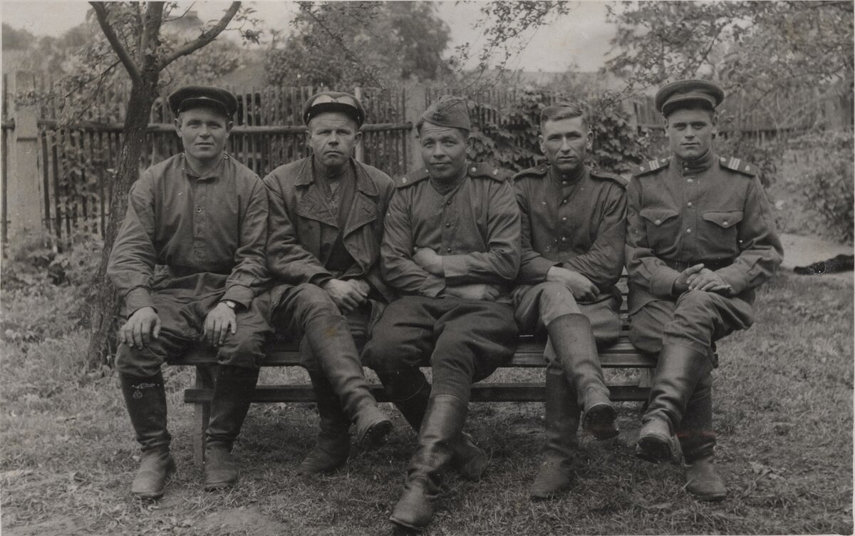 Экипаж машины боевой, мой дед Виктор Васильевич второй справа механик-водитель танка.