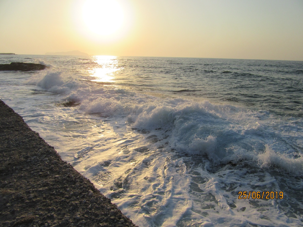 Волны сфоткал после нашей поездки в 2019. Море кажется спокойным.