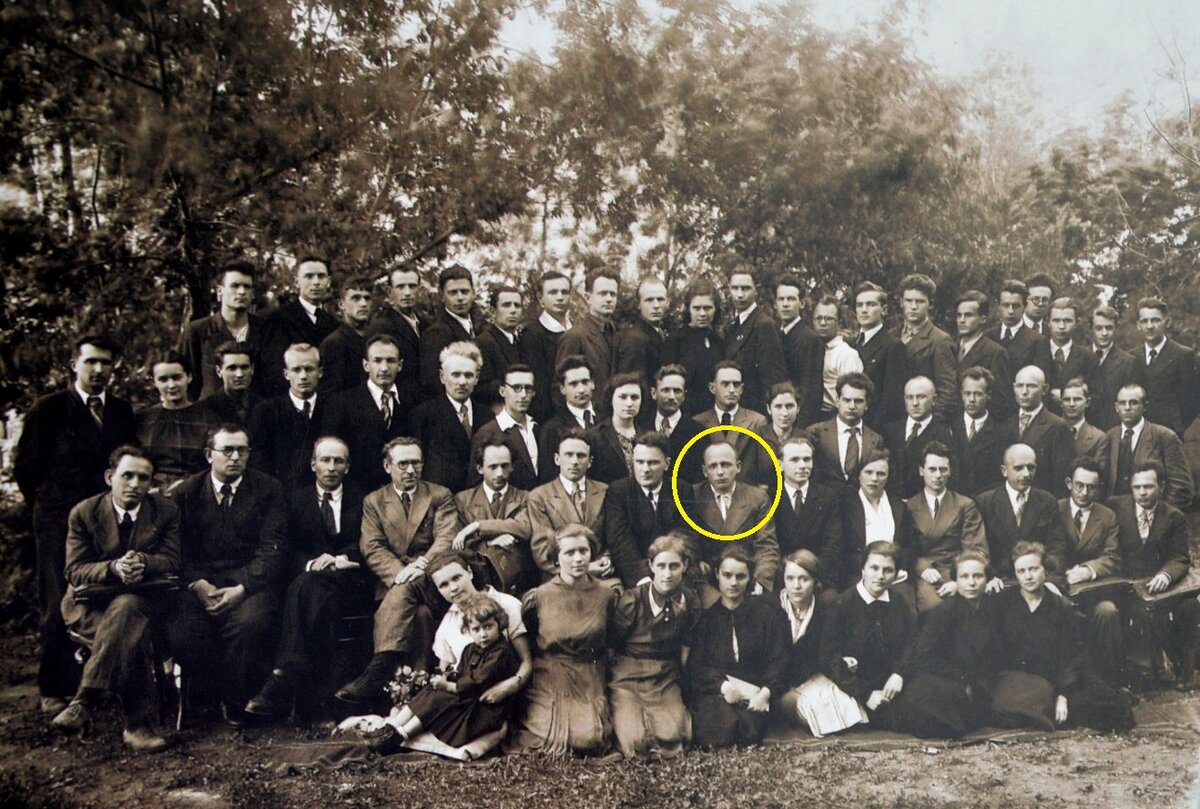 Выпуск физико-математического факультета. Желтым цветом выделен ректор университета Даниил Лучинин