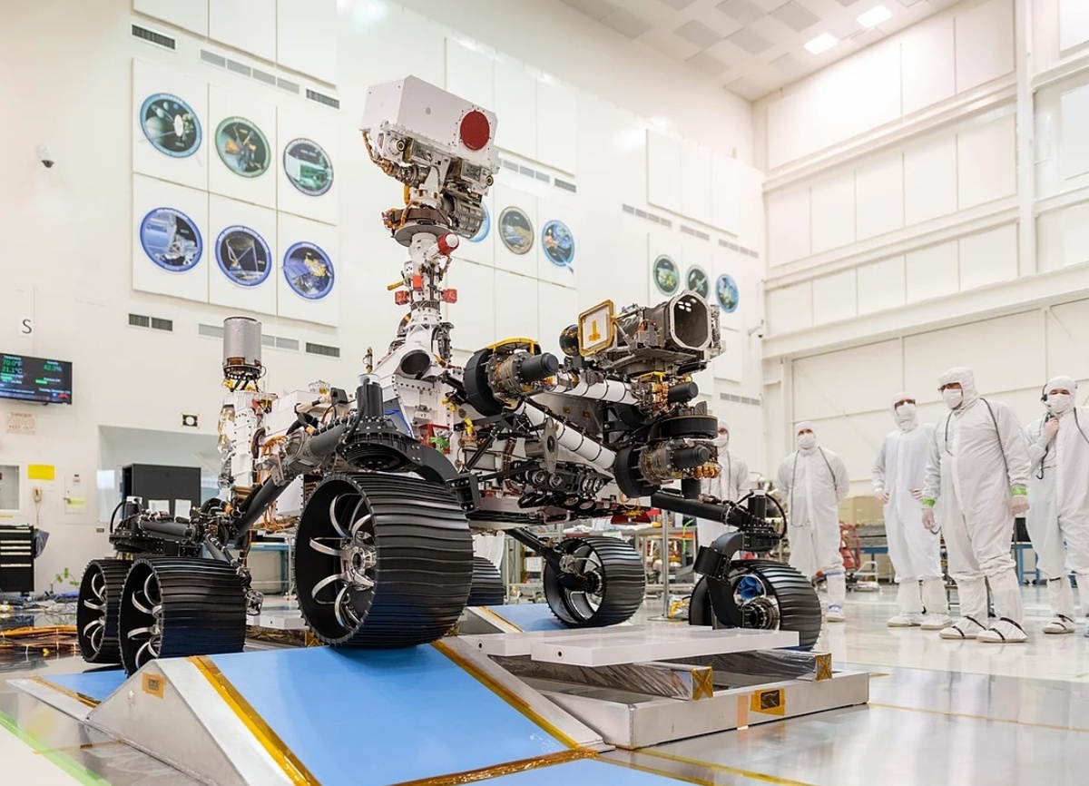 Марсоход в лаборатории на Земле. 17 декабря 2019 года. Author NASA/JPL-Caltech. Источник изображения: upload.wikimedia.org