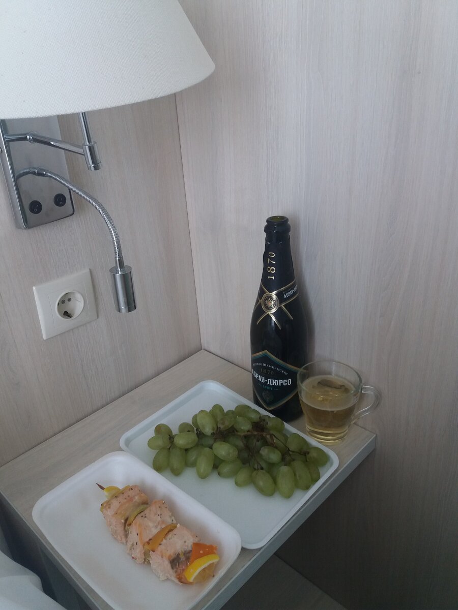 Обедаю шампанским. Фото автора. 