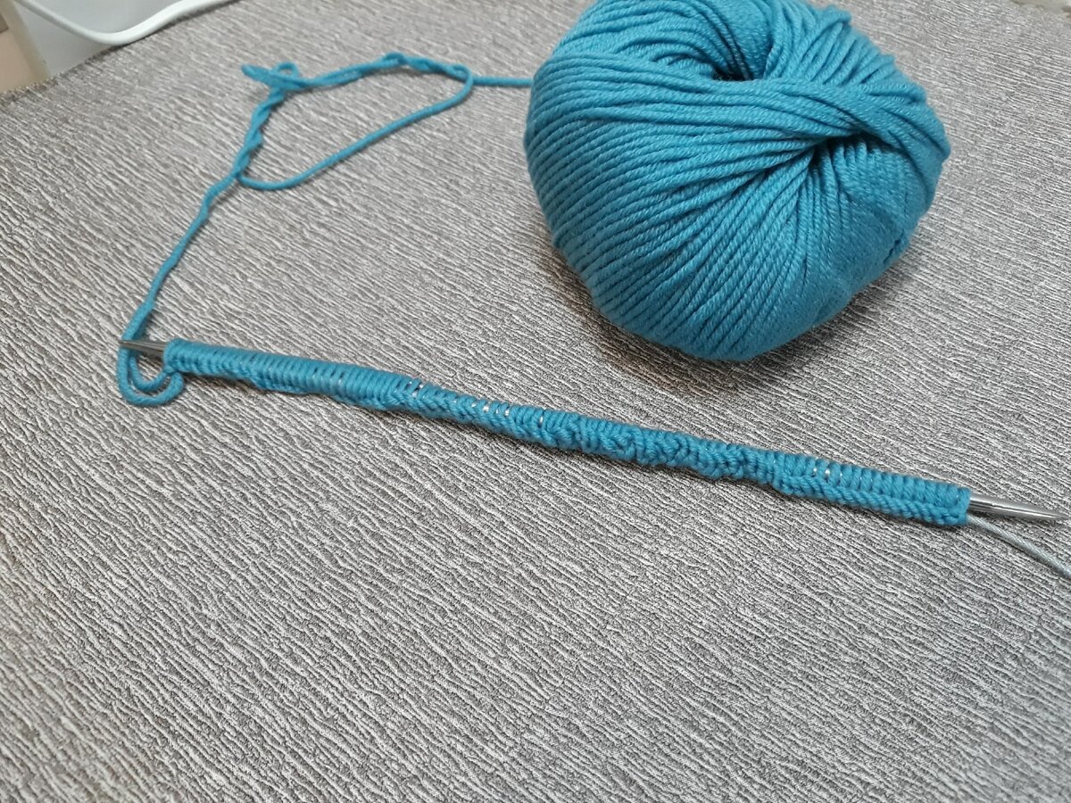 Набираем на 2 сложенные вместе спицы 93 петли