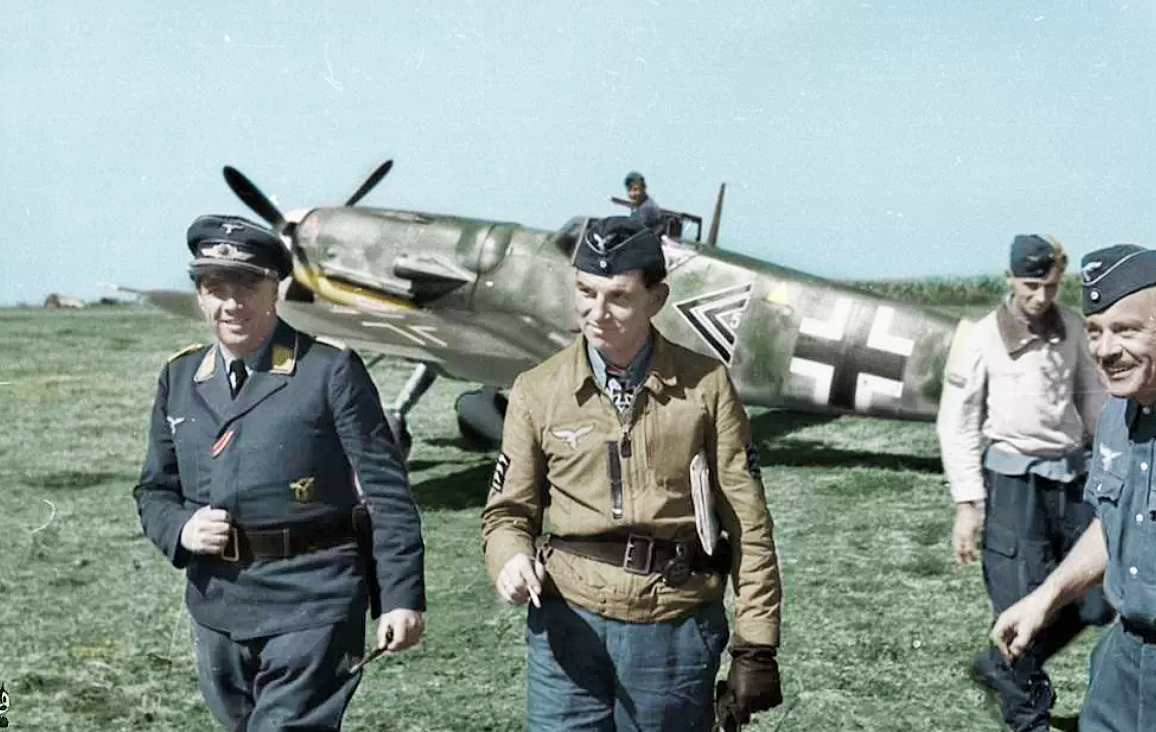 Асы против. Герхард Баркхорн bf 109. Герхард Баркхорн летчик Люфтваффе. Герхард Баркхорн немецкие лётчики второй мировой войны. Эрих Хартманн и Герхард Баркхорн.