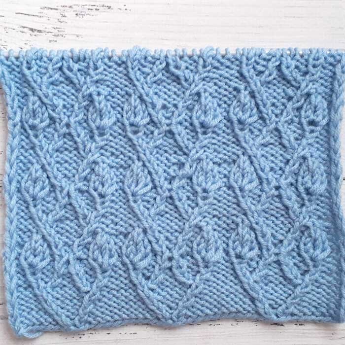 Источник :https://uzorispicami.ru/uzory-spicami/krasivyj-uzor-spicami-vetochki-s-listikami-sxema-uzora.html