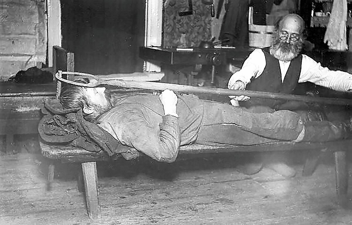 Целитель Пекка Риссанен 1927 год.Maaninka.
"Сравнивая меры пациента (миттааминен), чтобы найти, был ли он одержим духовным существом (халтия)".