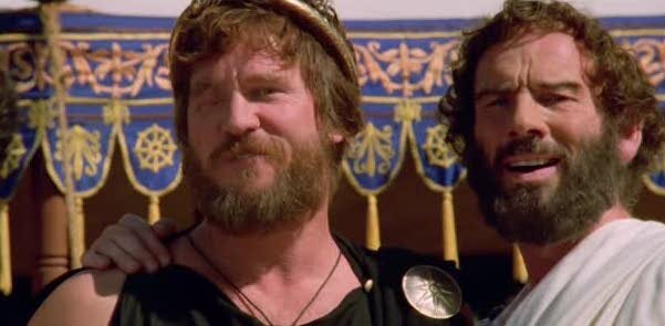 Вел Киллер в роли Филиппа II Македонского (слева). Джон Кэвэнах в роли македонского военачальника Пармениона (справа).  Фрагмент фильма "Александр" 2004 г. (реж. Оливер Стоун).