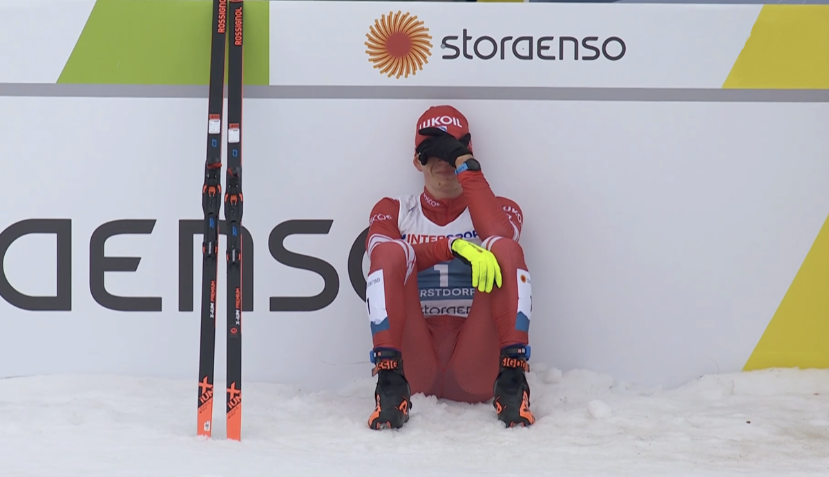 Расстроенный Александр Большунов после финиша марафона на чемпионате мира 2021. 