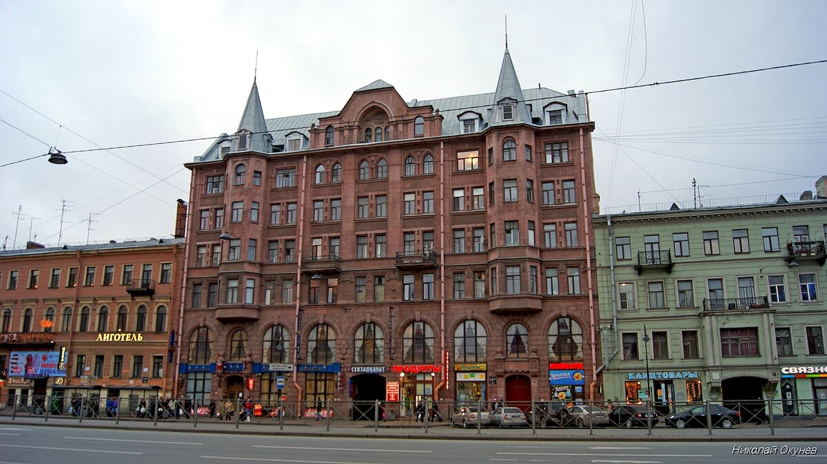 2. На противоположной стороне Лиговского проспекта выделяется «Дом меблированных комнат А. И. Андреевой».