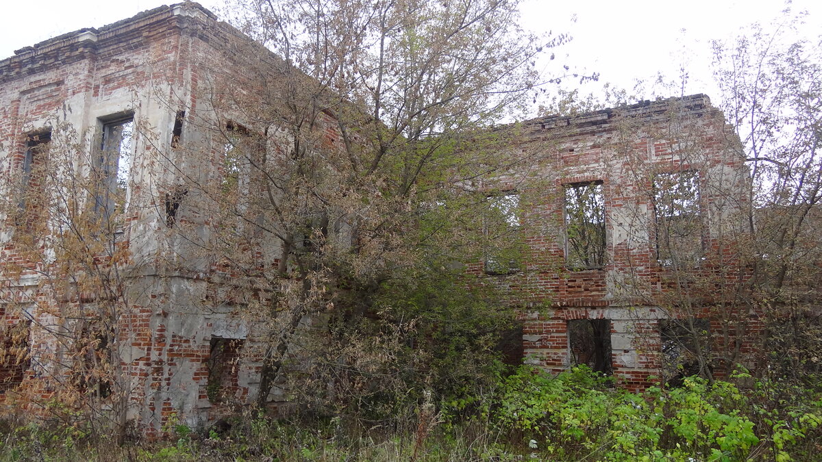 Руины Супоньевского дворца в Угличе