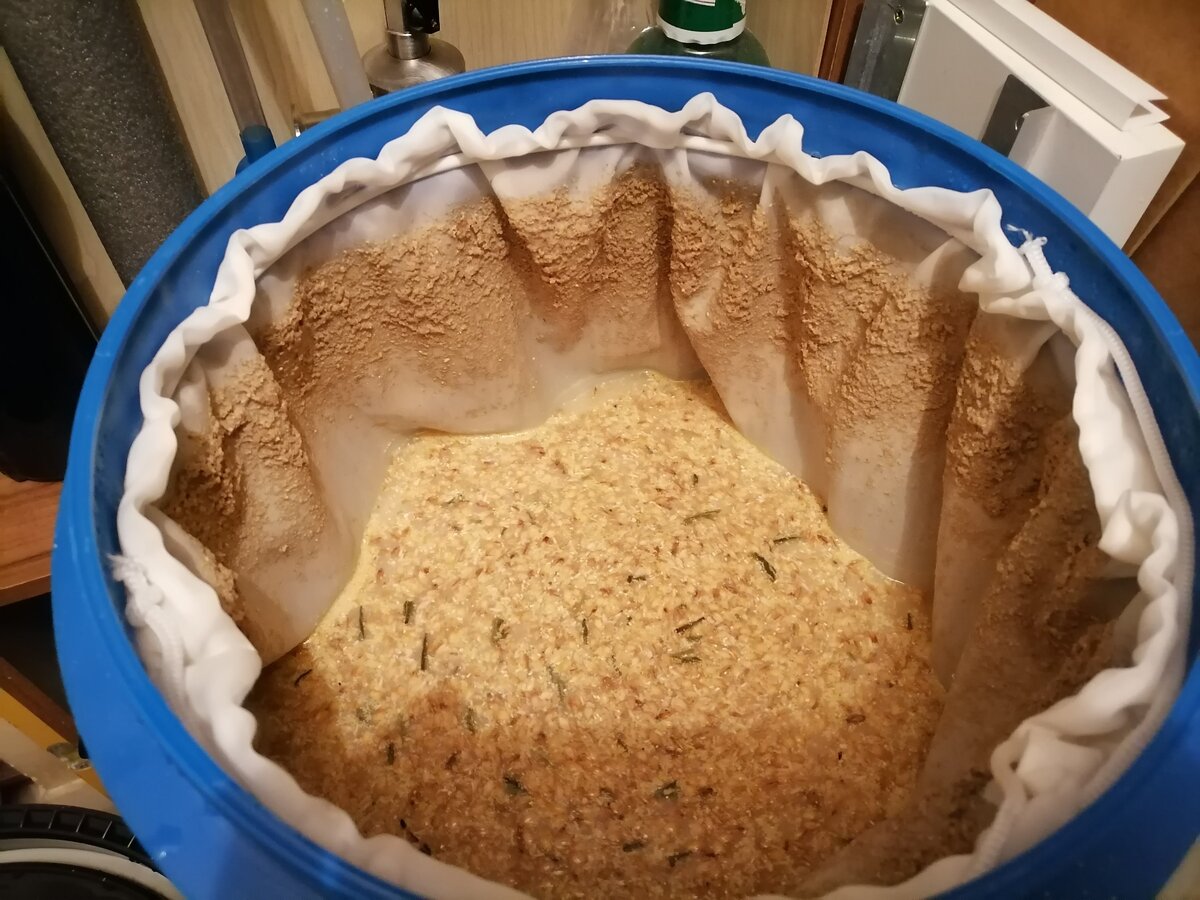 Видно по стенкам, что ржаная мука бродила знатно.