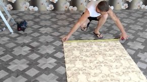 Делая разметку на стене карандашом, рисуйте еле заметные пунктирные линии. Если линии будут жирными, то скорей всего карандашный графит испачкает обои.