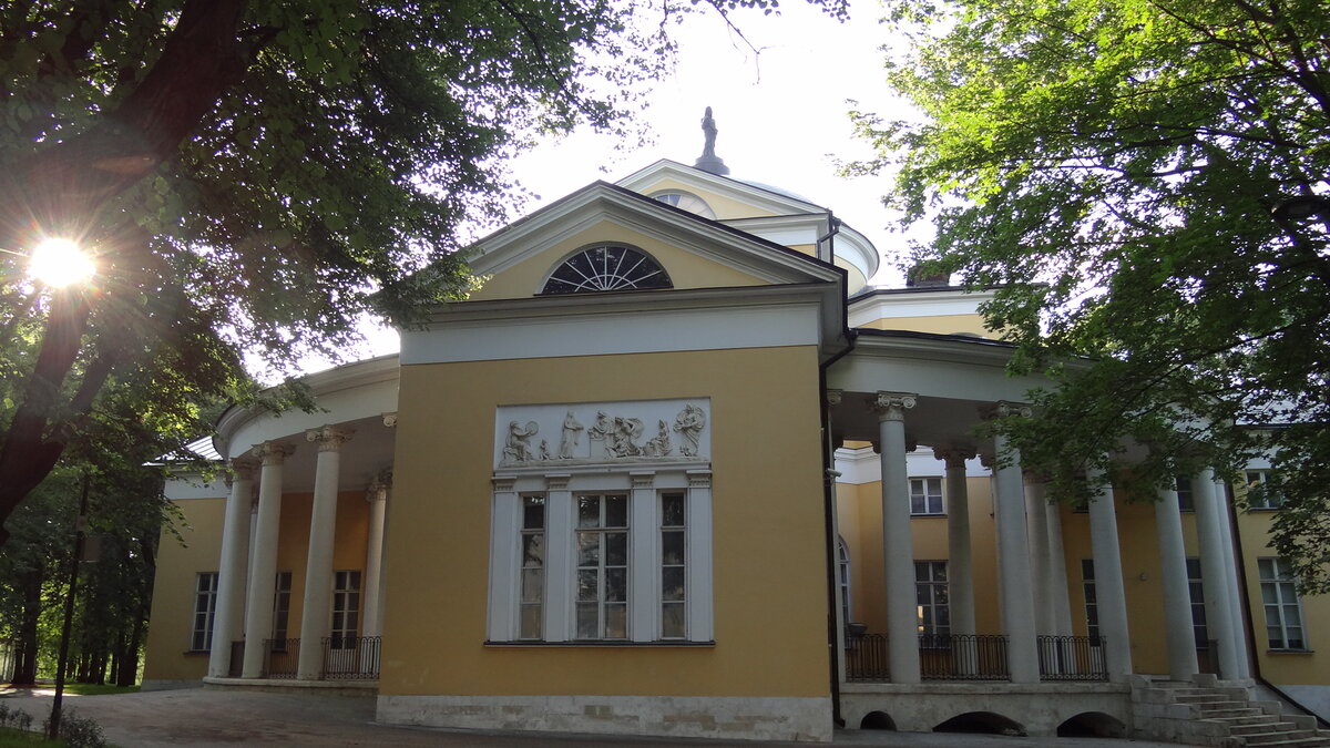 Главный дом усадьбы Люблино