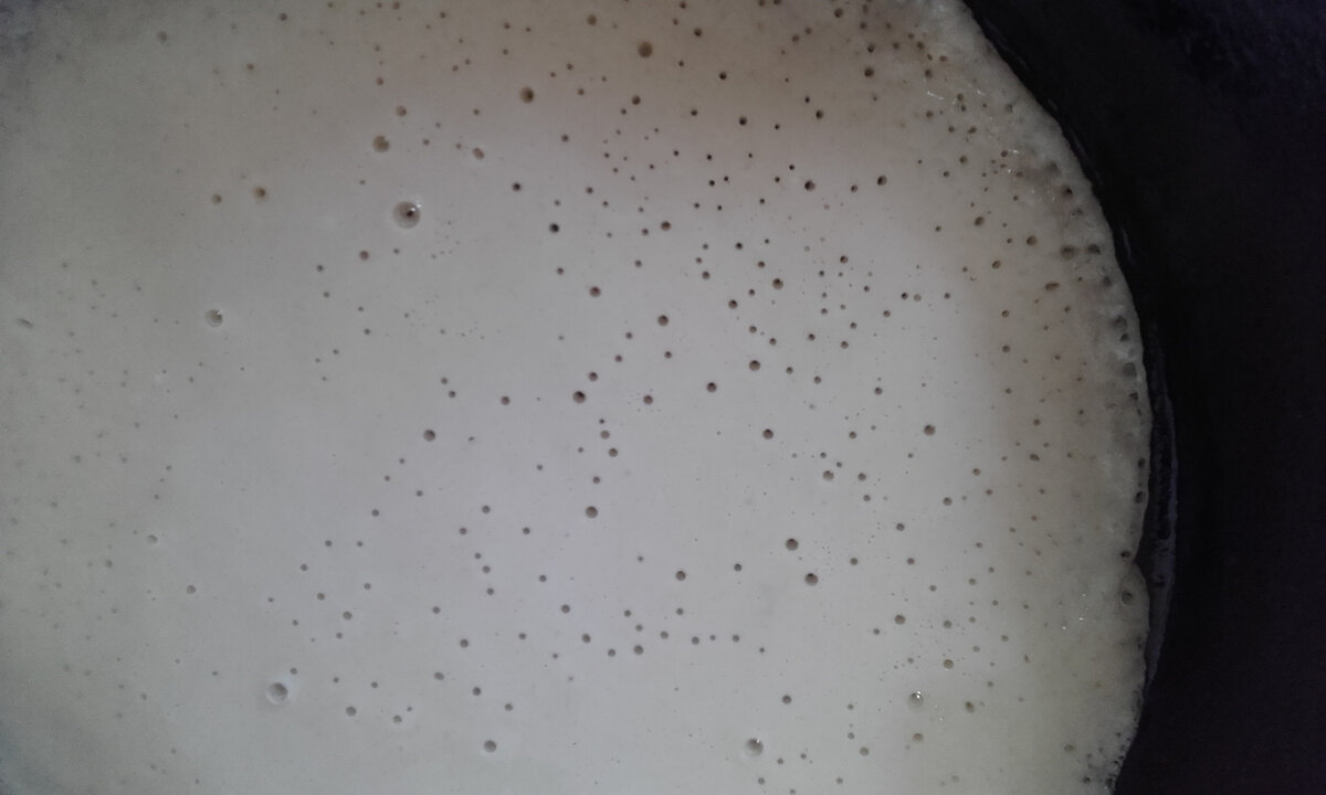 Фото автора. Ещё сырой блин поближе