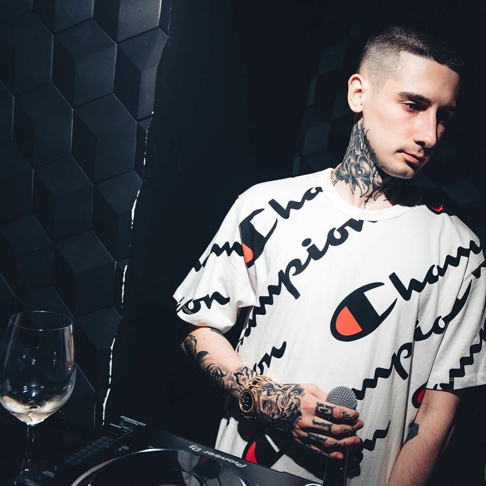 Анто́н Андре́евич Ватлин  (род. 4 ноября 1994 года,  Павлодар ,  Казахстан ), более известный под  сценическим псевдонимом   Bumble Beezy  ( рус.   Бамбл Би́зи ) —  российский   хип-хоп - исполнитель  и  автор песен . Известен широкой аудитории быстрой манерой исполнения , а также большой музыкальной продуктивностью. 